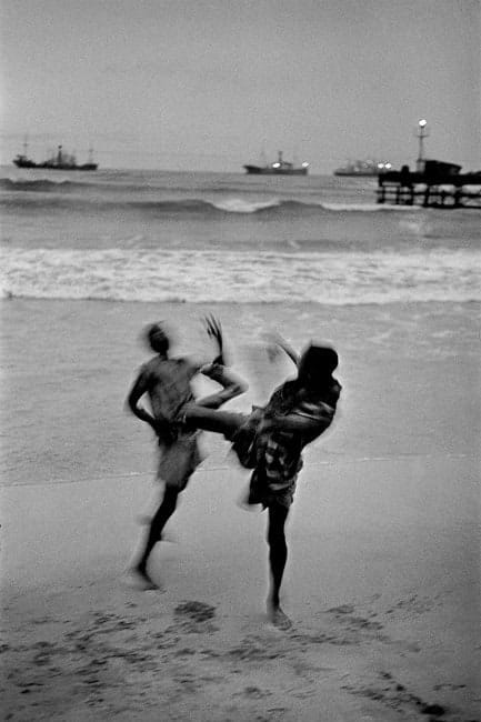 Marc Riboud, Na plaži Accre, Gana (iz zbirke Collection Clémencea Ribouda) / On Accra Beach, Ghana (Collection Clémence Riboud), 1960