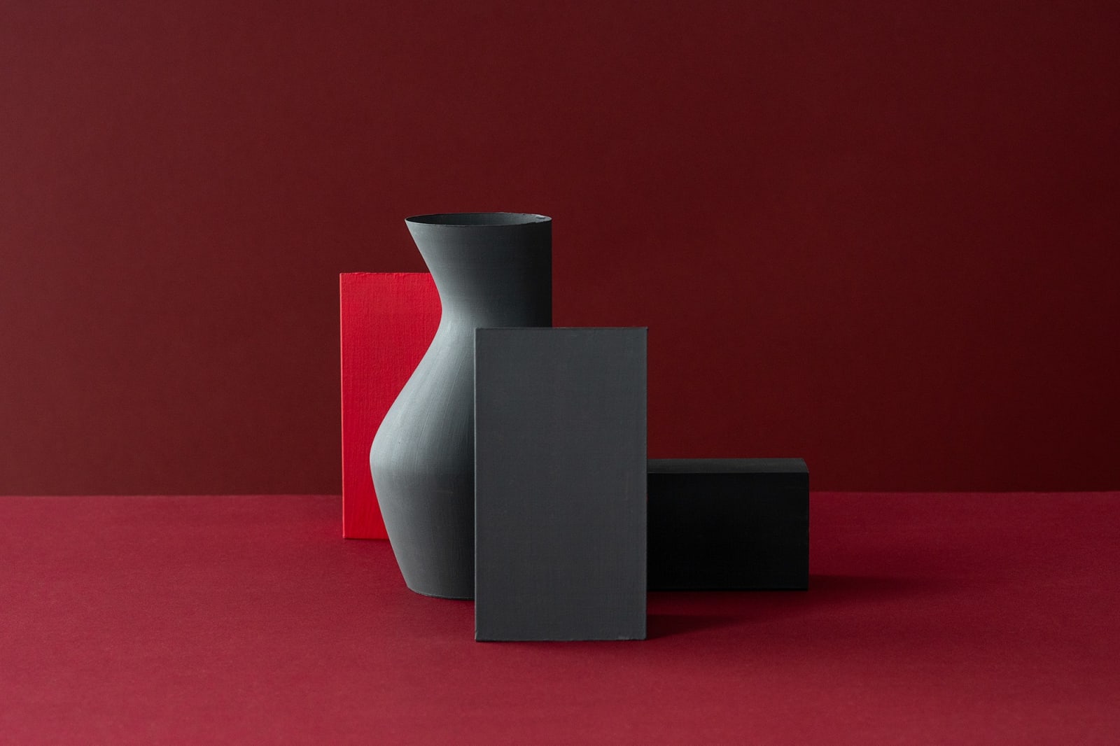 Olena Zubach, Tihožitje s pravokotnikoma in kuboidom / Still Life with Two Rectangles and a Cuboid, 2025