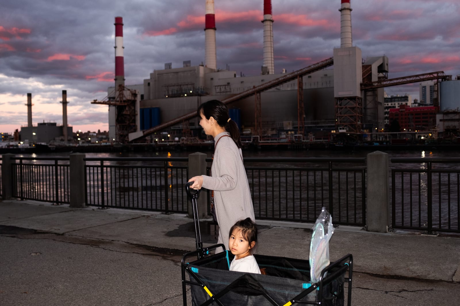 Nik Erik Neubauer, Sončni zahod na otoku Roosevelt / Sunset on Roosevelt Island, 2024