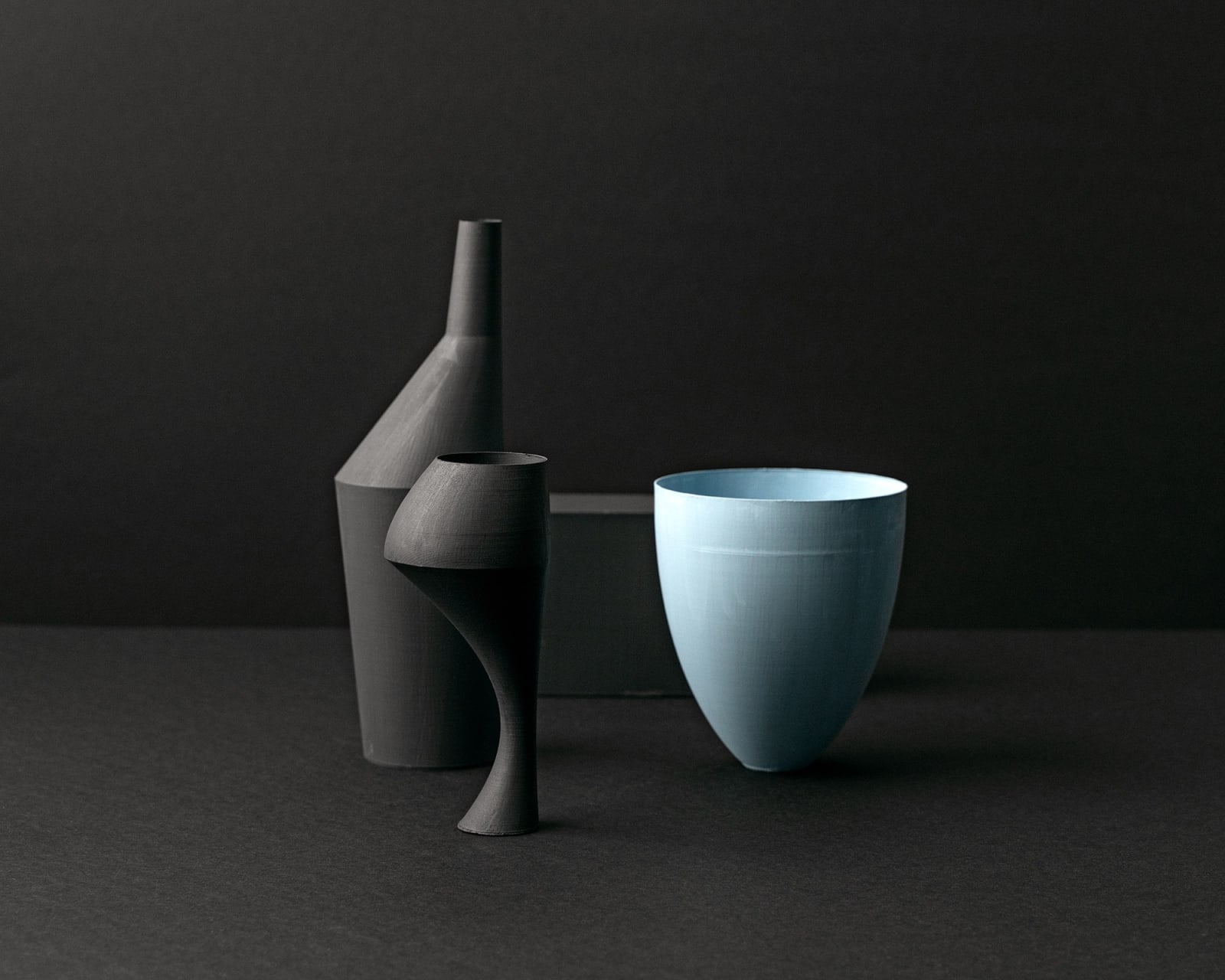 Olena Zubach, Črno tihožitje z modrim steklom / Black still life with a blue glass, 2025