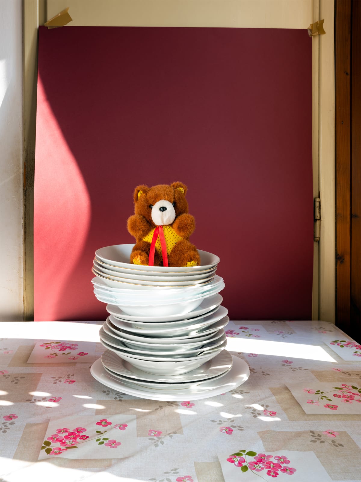 Lucija Rosc, Medved in krožniki / Teddy Bear and Plates, 2023