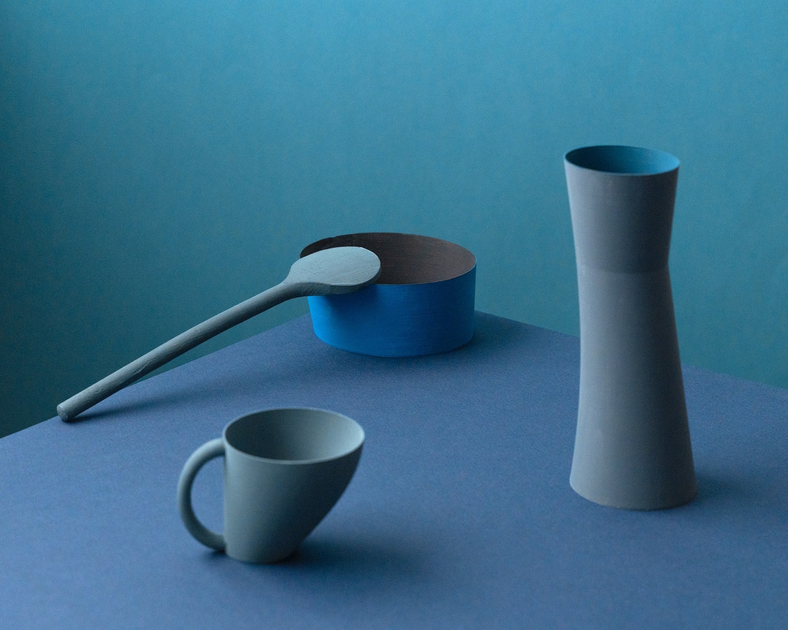 Olena Zubach, Tihožitje s skodelico / Still Life with a Cup, 2025