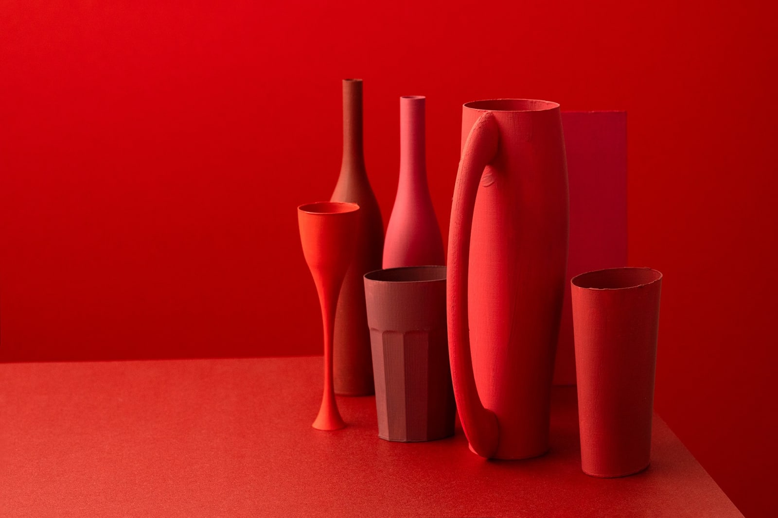Olena Zubach, Tihožitje v odtenkih rdeče / Still Life in Shades of Red, 2025