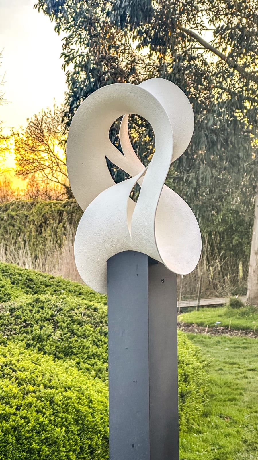 Adrian Bates, Möbius White, 2023