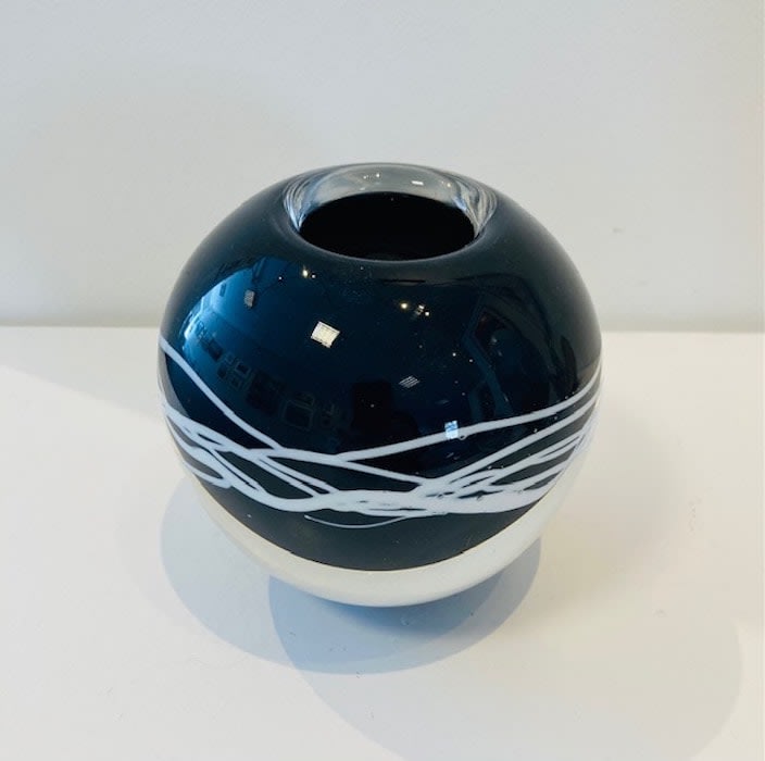 Elin Isaksson, Ripple Bowl (black & white)