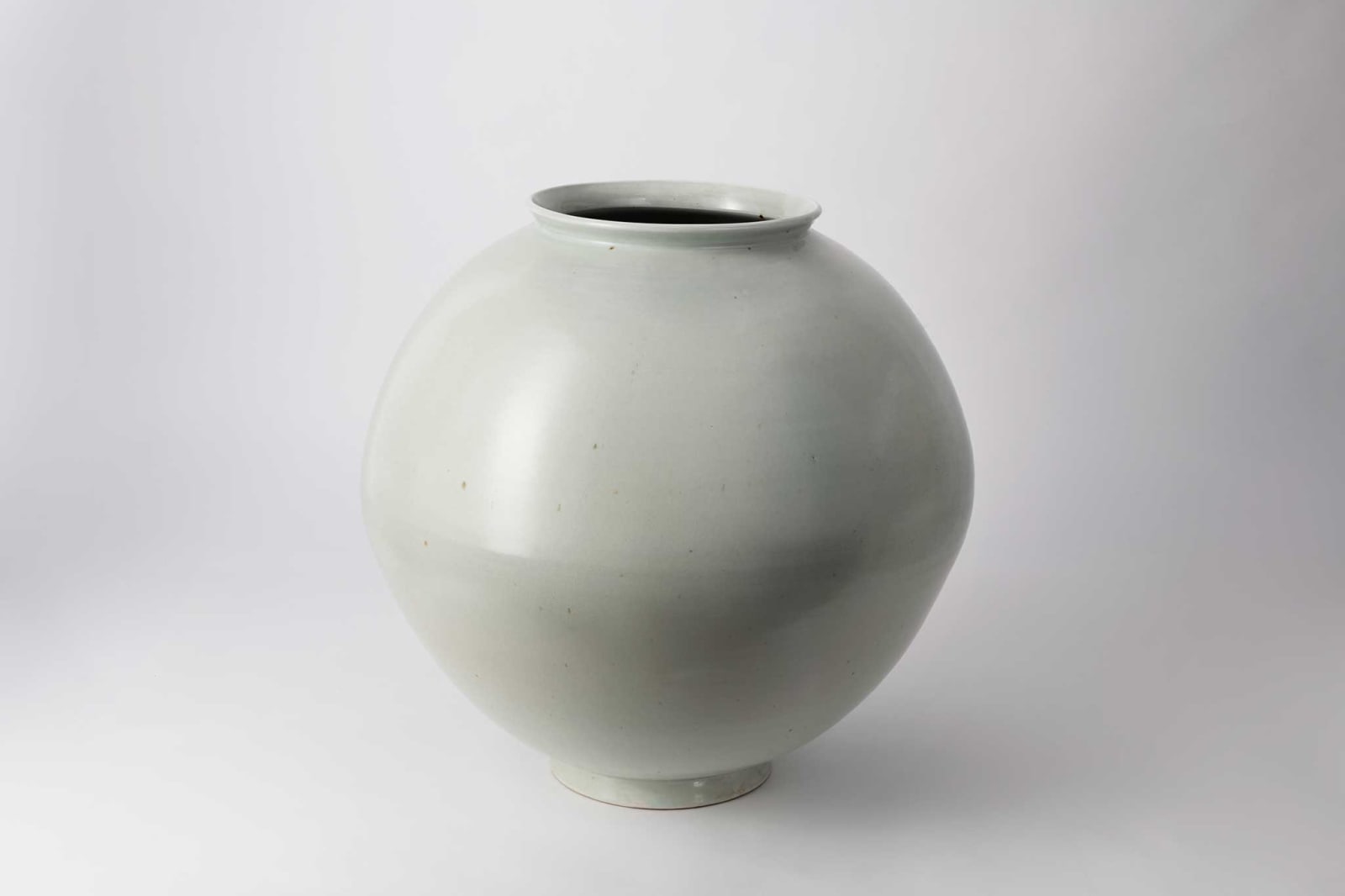 Yongmin Han, Moon Jar, 2014