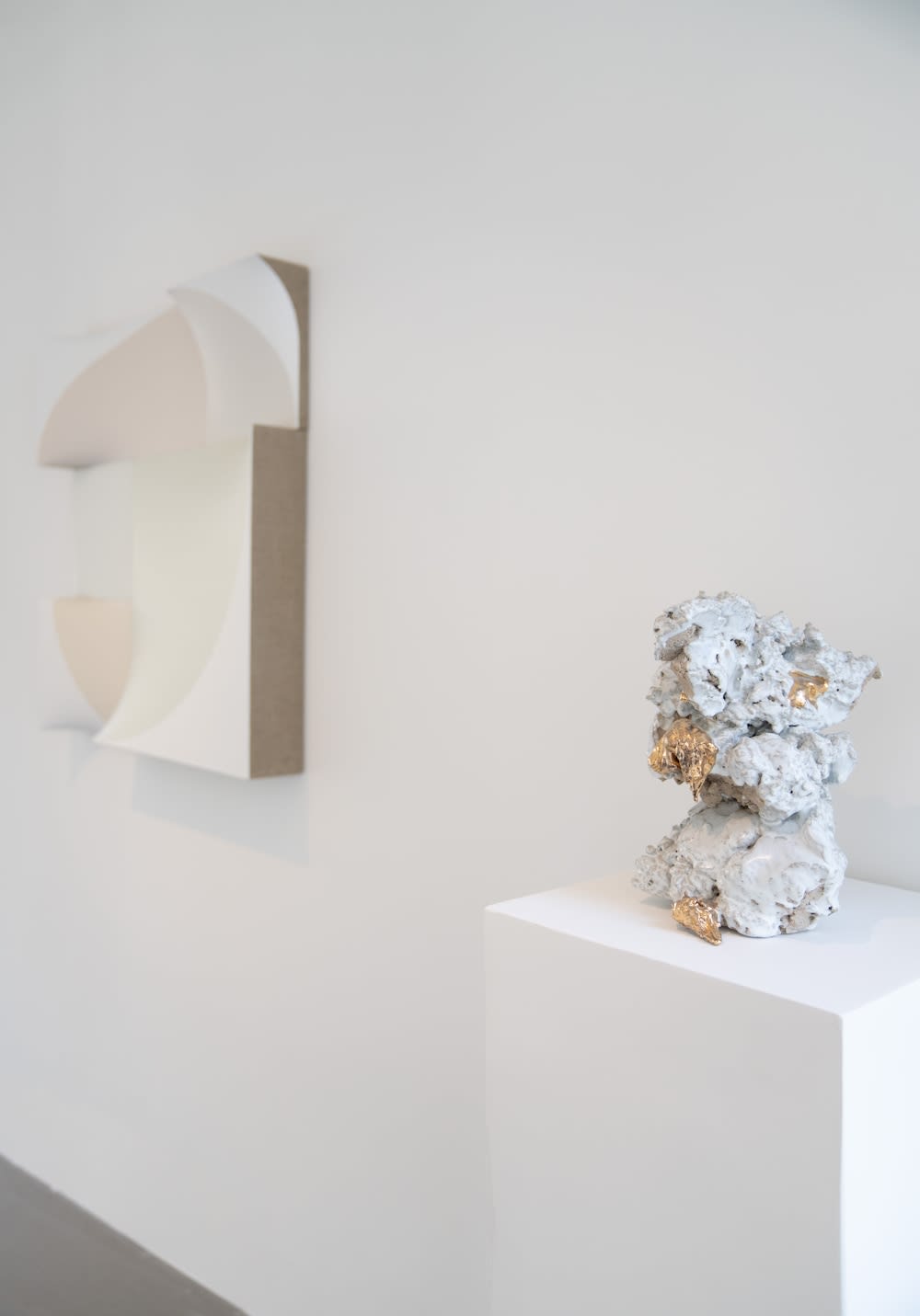 Jan Maarten Voskuil, Broken Cubist Circle in Old Whites, 2025