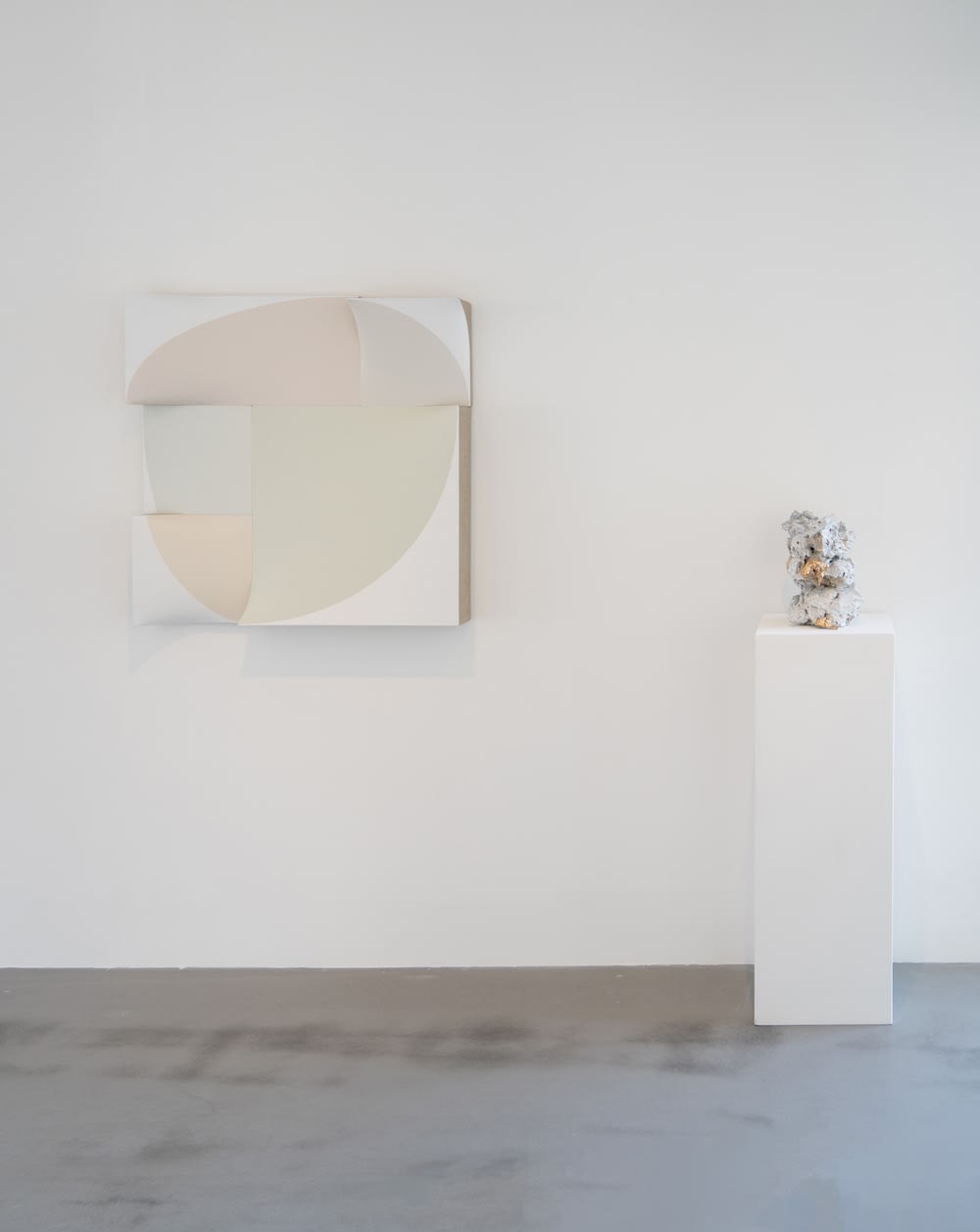 Jan Maarten Voskuil, Broken Cubist Circle in Old Whites, 2025