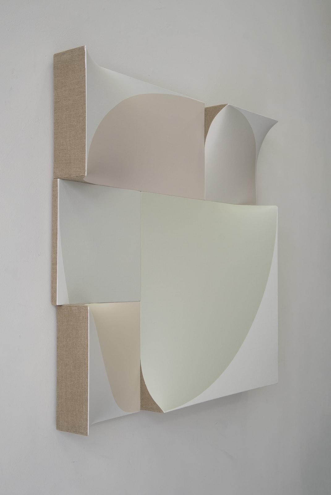 Jan Maarten Voskuil, Broken Cubist Circle in Old Whites, 2025