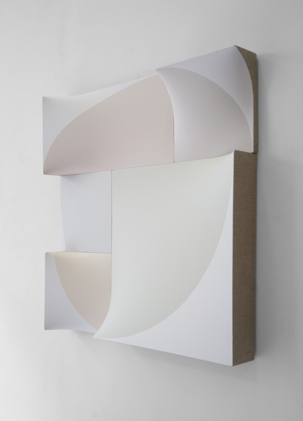Jan Maarten Voskuil, Broken Cubist Circle in Old Whites, 2025