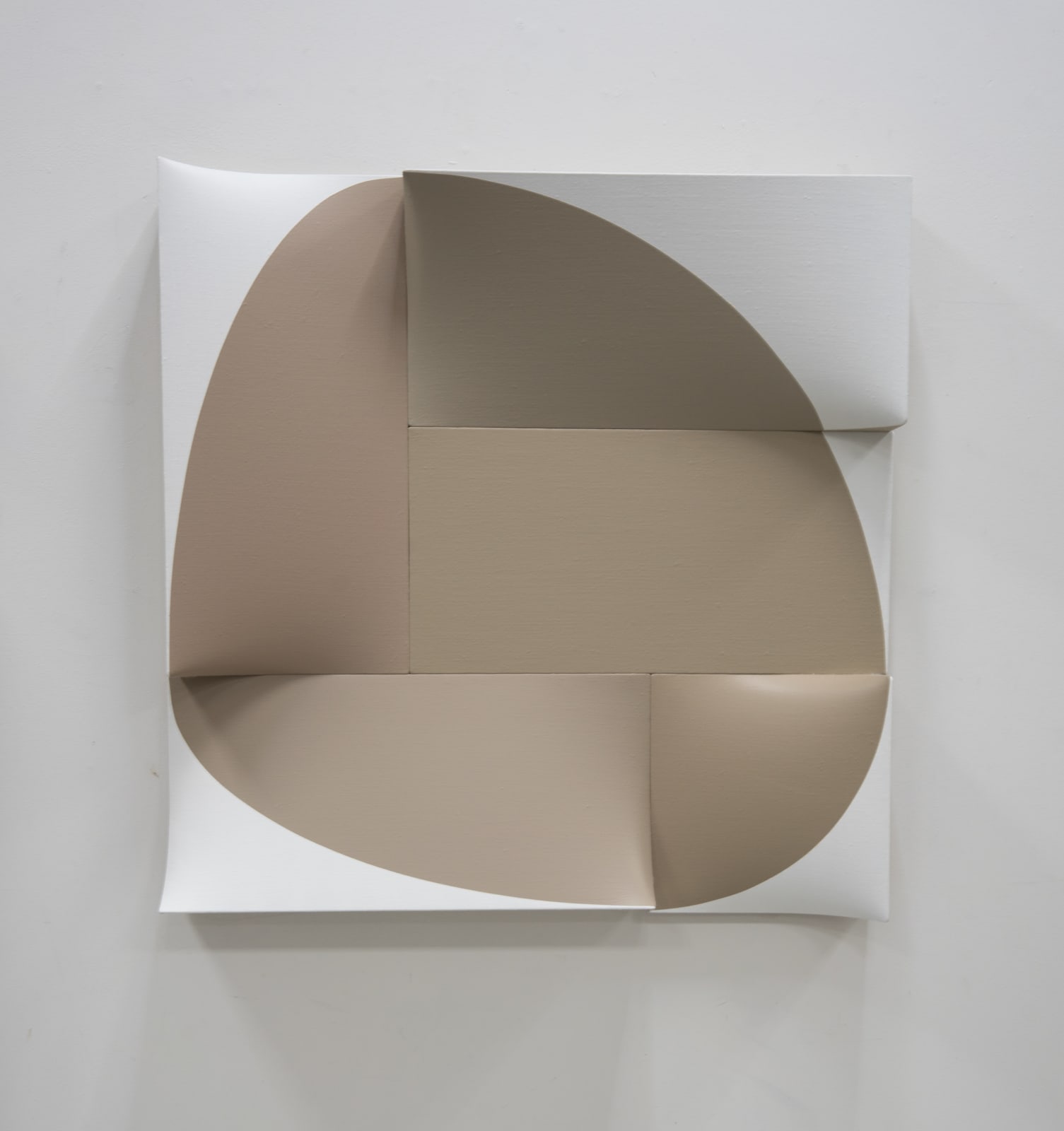 Jan Maarten Voskuil, Broken Cubist Circle in Shades of linen, 2025
