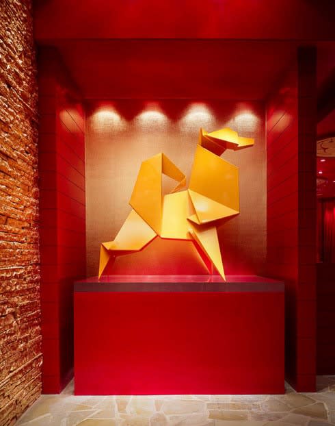 installation of Hacer sculputre in wynn macau resort