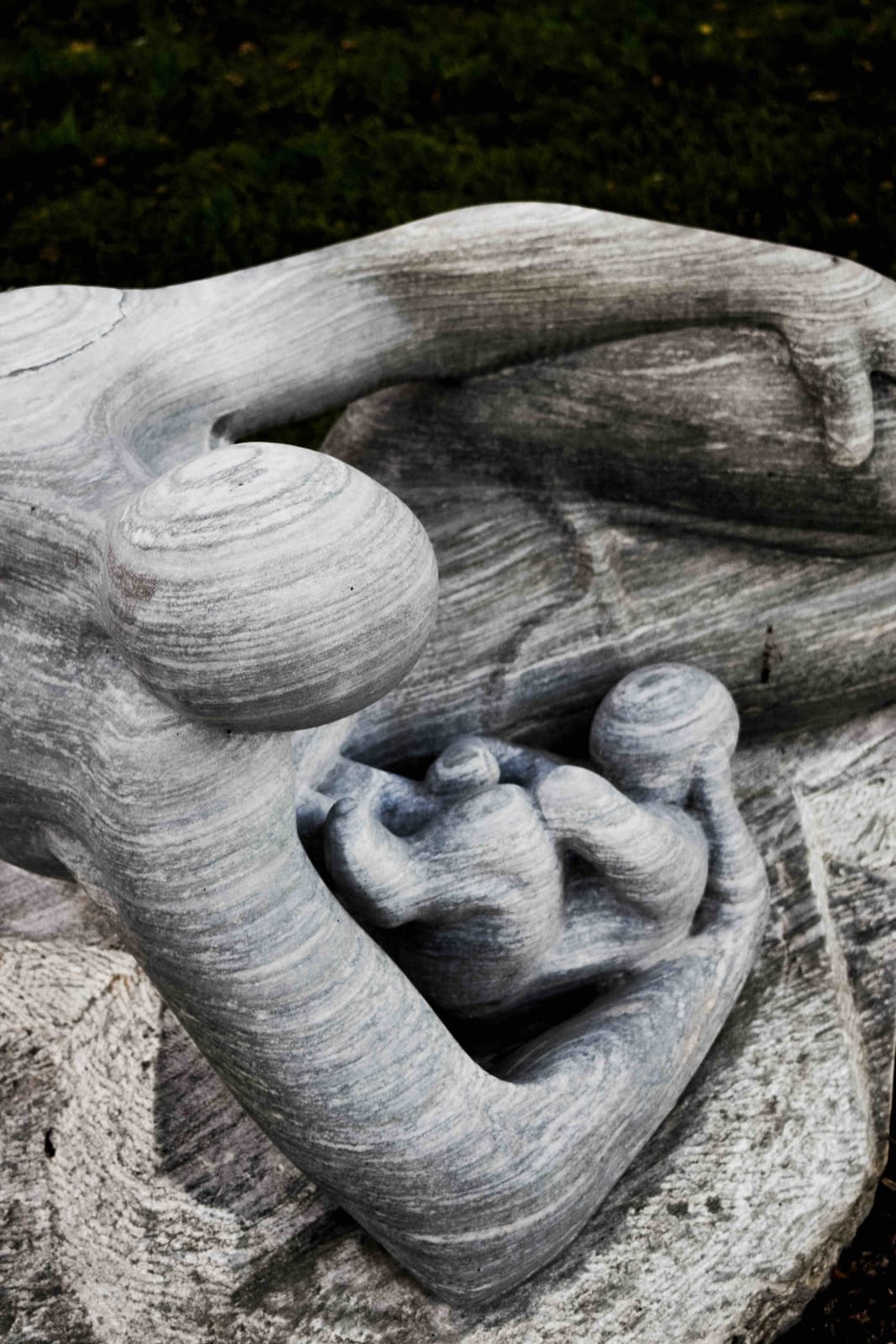 Stella Shawzin, Reclining Mother & Child II