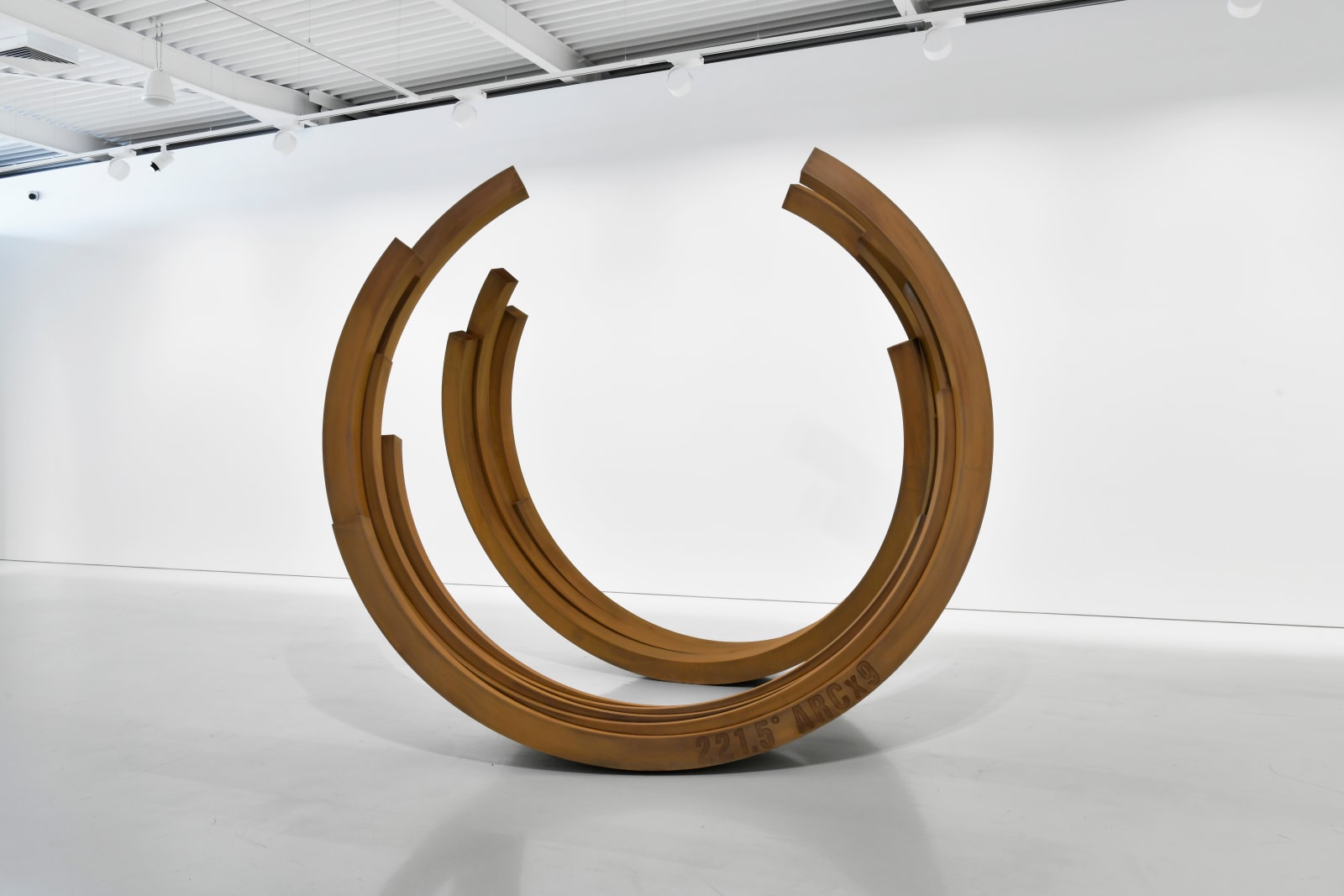 Bernar Venet, 221.5° Arc x 9, 2022
