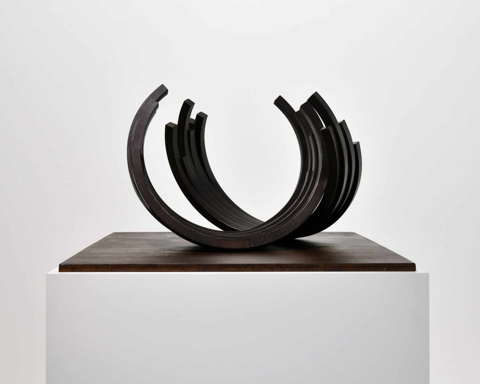 Bernar Venet, 210.5° Arc x 13, 2023
