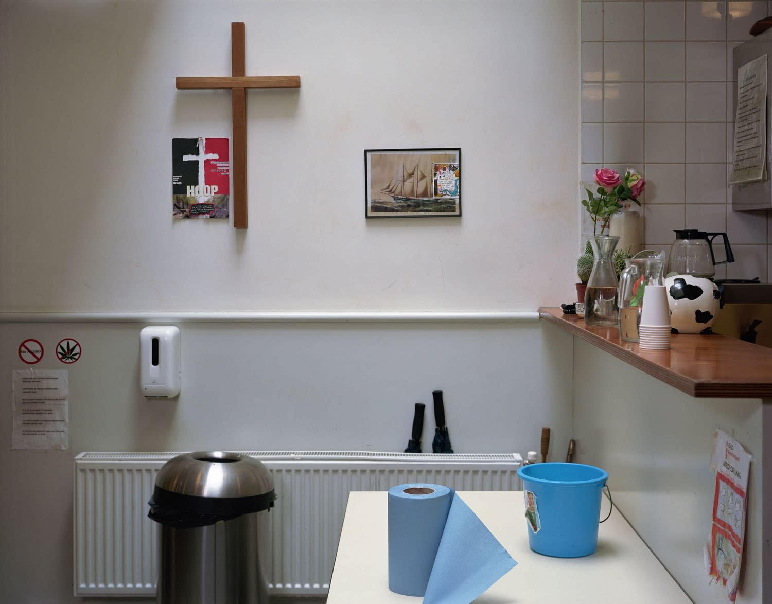 Dana Lixenberg, Amsterdammers Helpen Amsterdammers (AHA); Oudezijds Voorburgwal, 2022, 2025