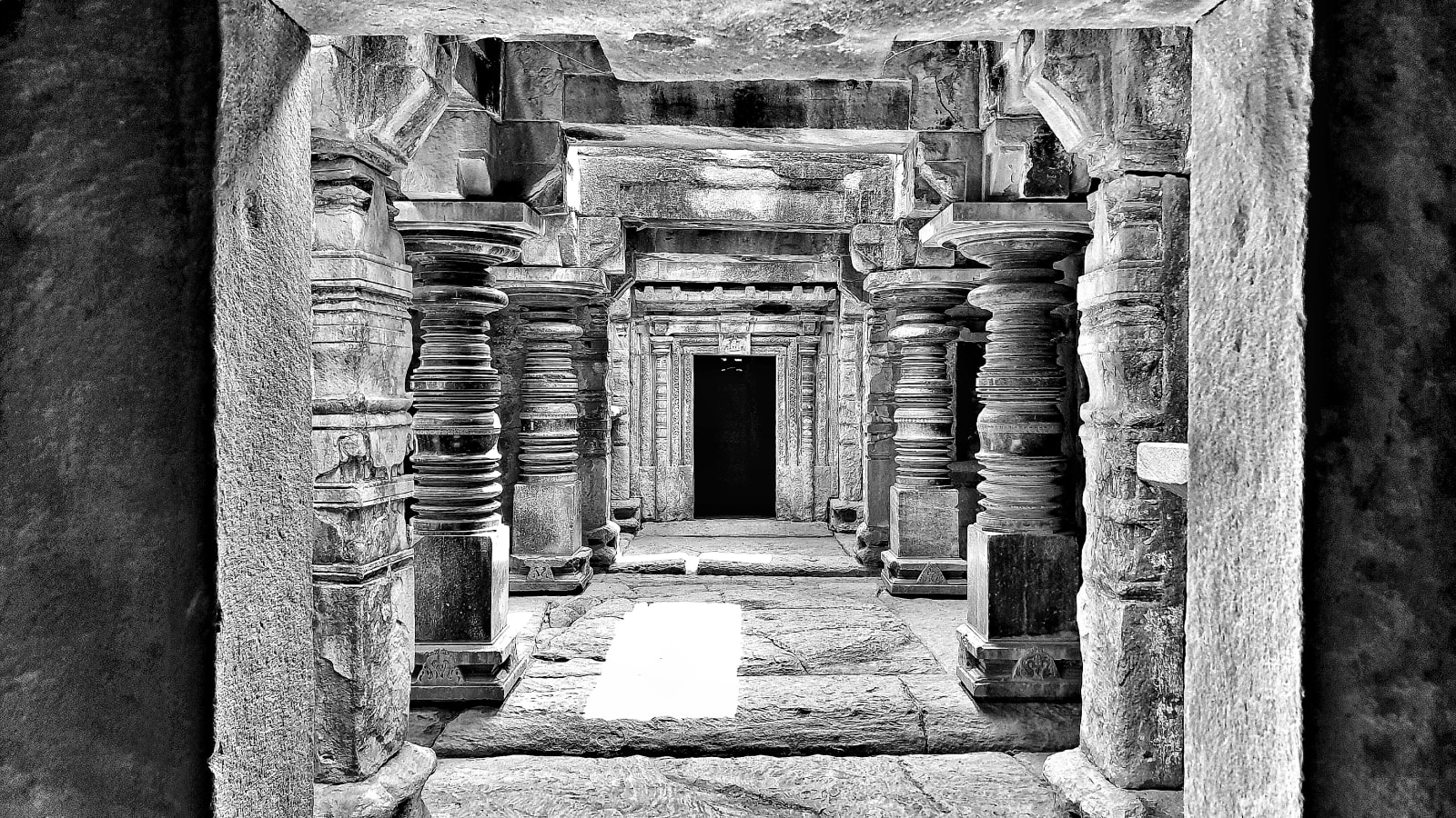 William Dalrymple, Aihole Interior, 2021