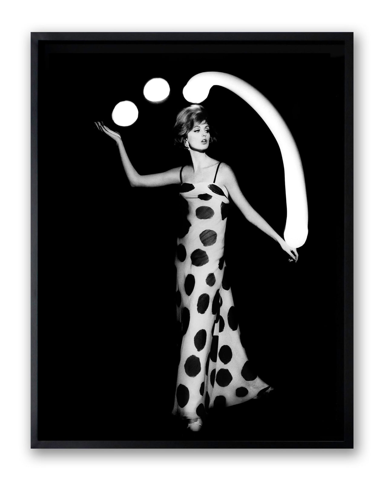 William Klein, Dorothy juggling white light balls, 1962