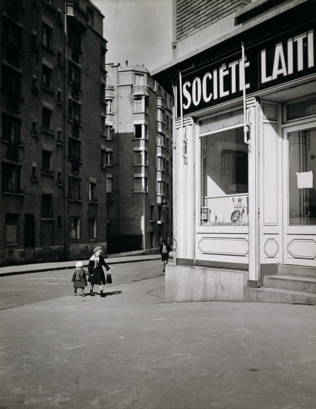 ROBERT DOISNEAU, Les petits enfants au lait, 1934
