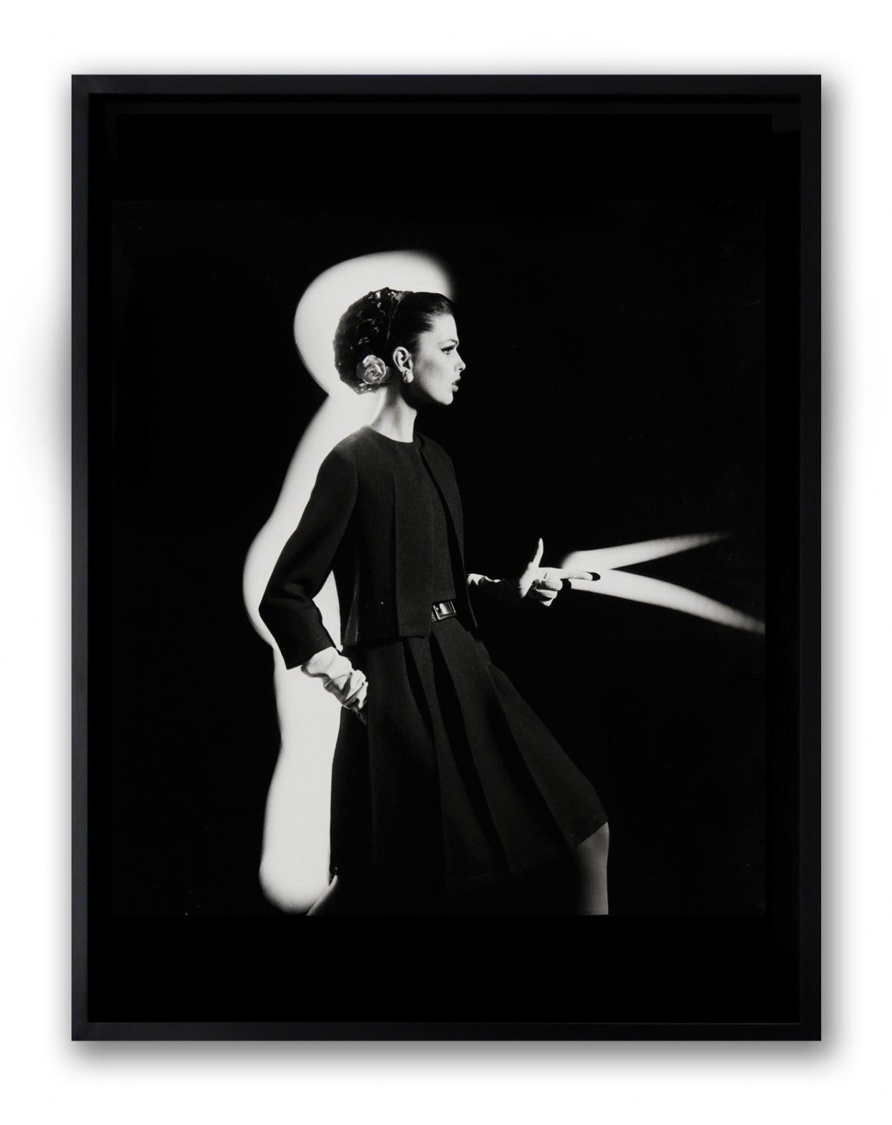 William Klein, Dorothy shooting light from hip, Paris, 1962
