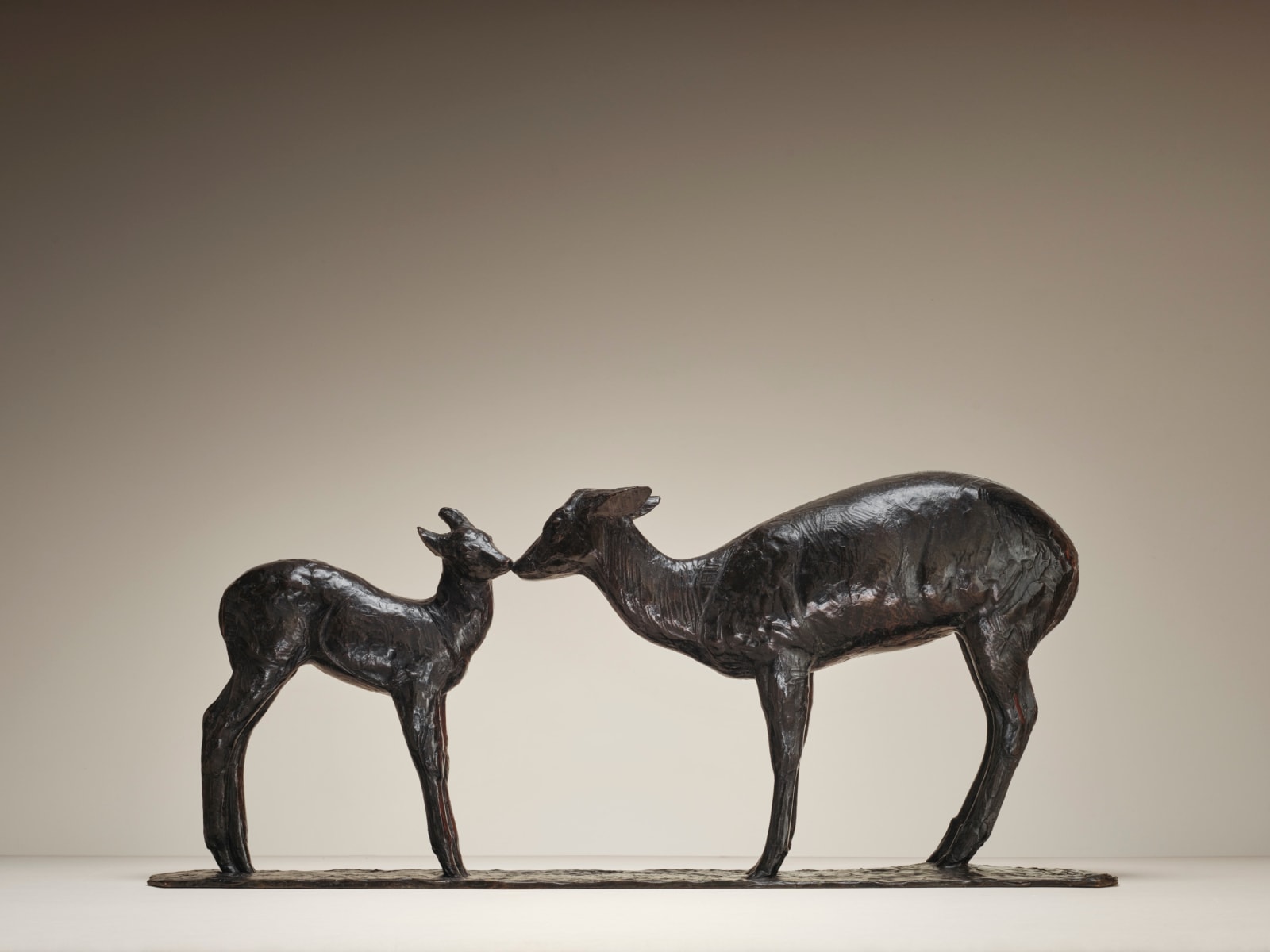 Rembrandt Bugatti, Biche et Faon Axis, 1909, sculpture en bronze