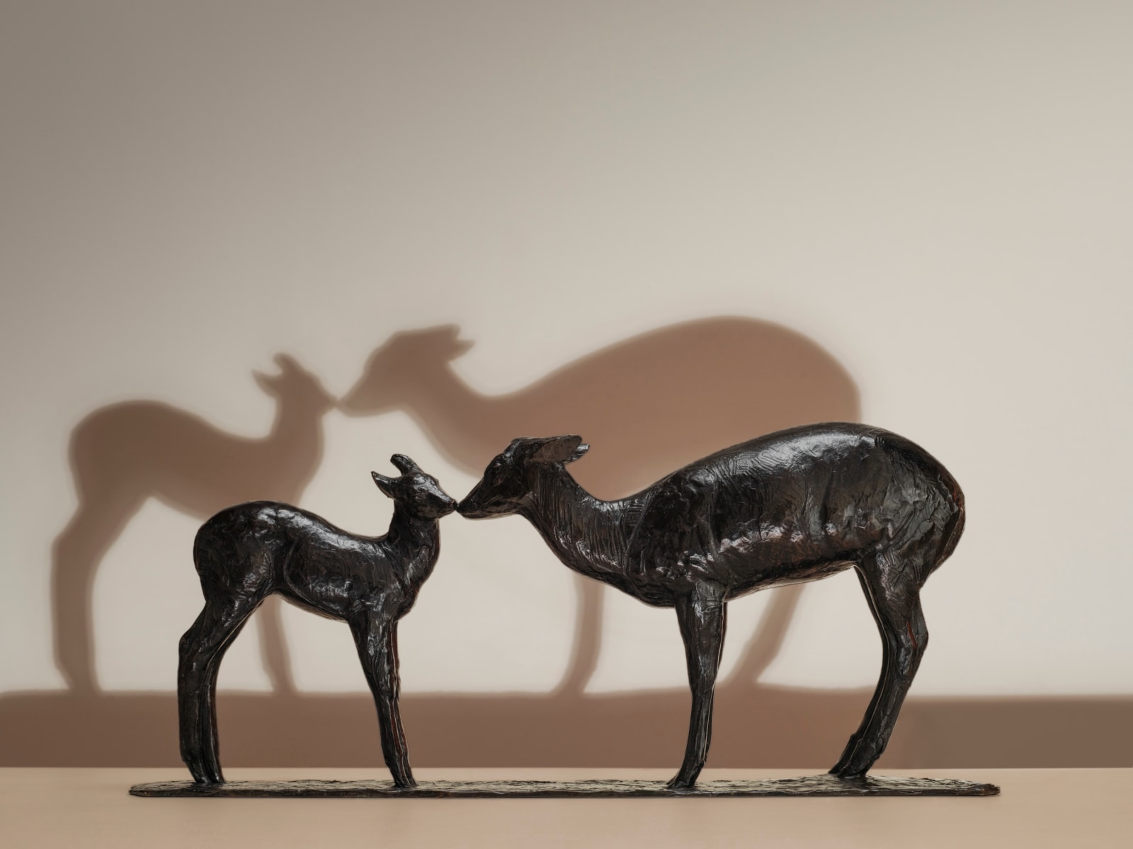 Rembrandt Bugatti, Biche et Faon Axis, 1909, sculpture en bronze