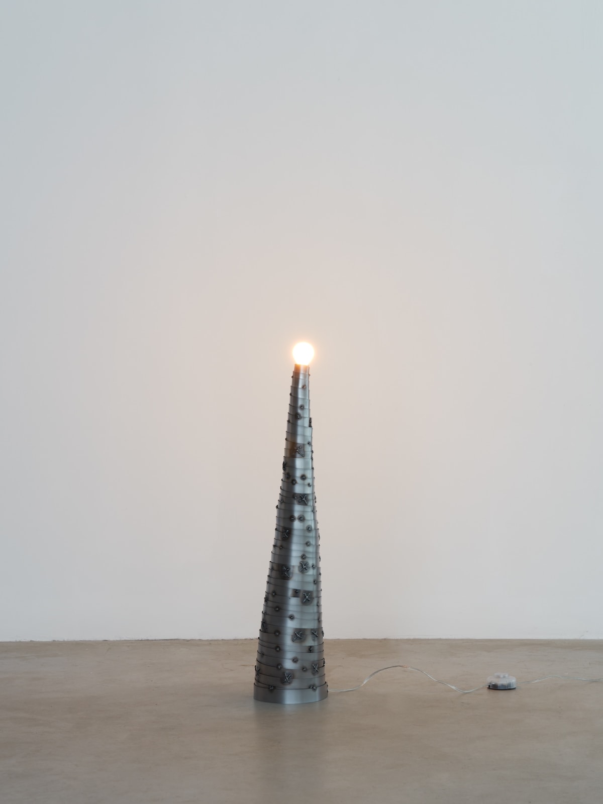 Yoon Shun, Orbit stand light S, 2024