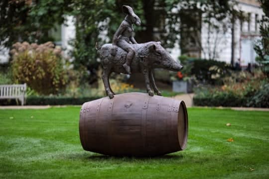 Sophie Ryder, Ladyhare and Boar on a Barrel, 2017