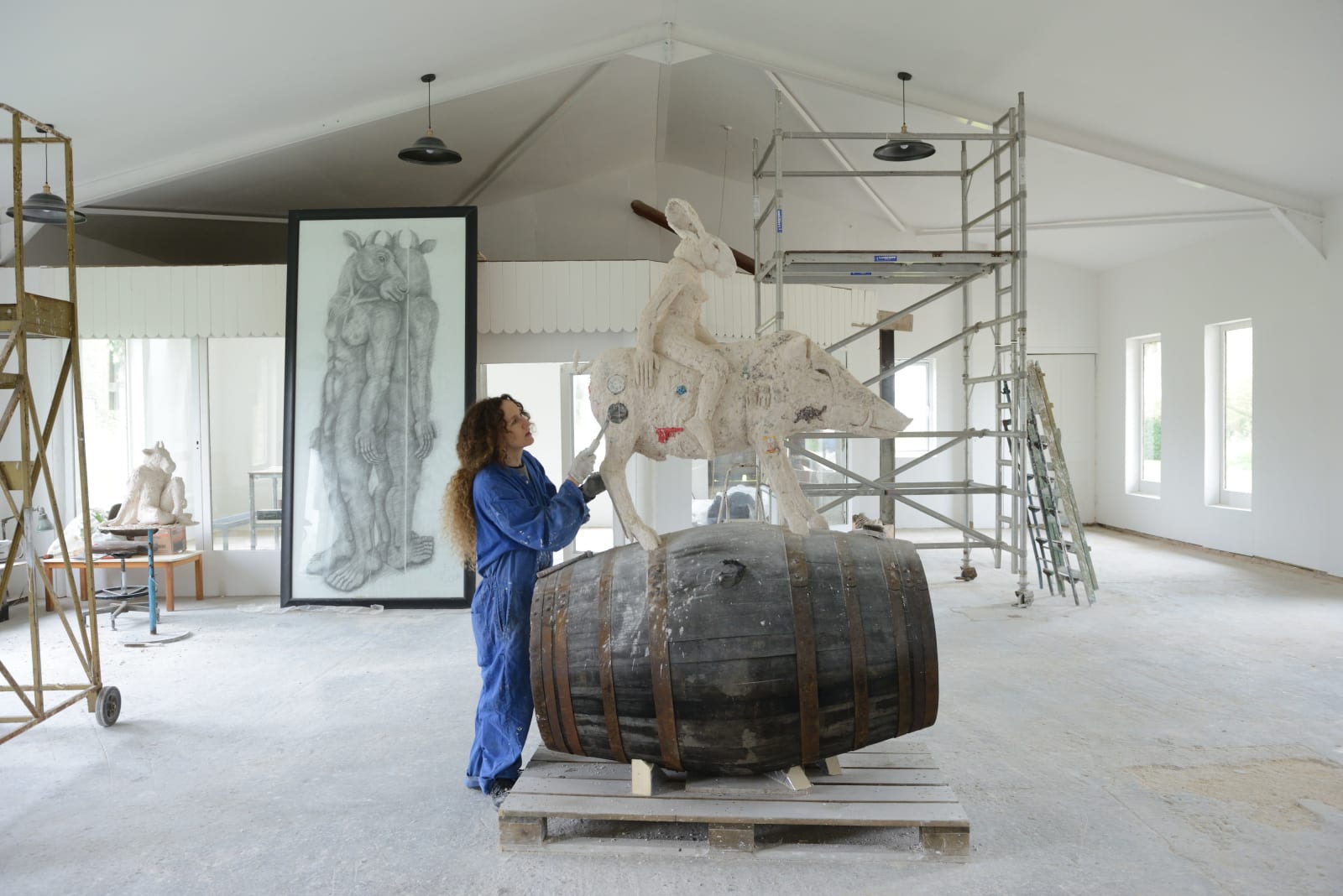 Sophie Ryder, Ladyhare and Boar on a Barrel, 2017