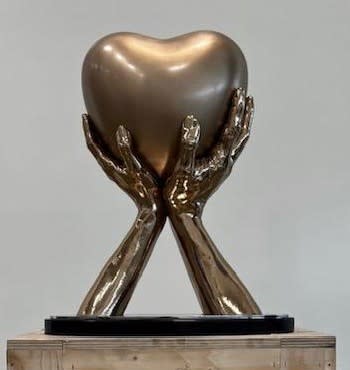 Lorenzo Quinn, I GIVE YOU MY HEART III, 2022