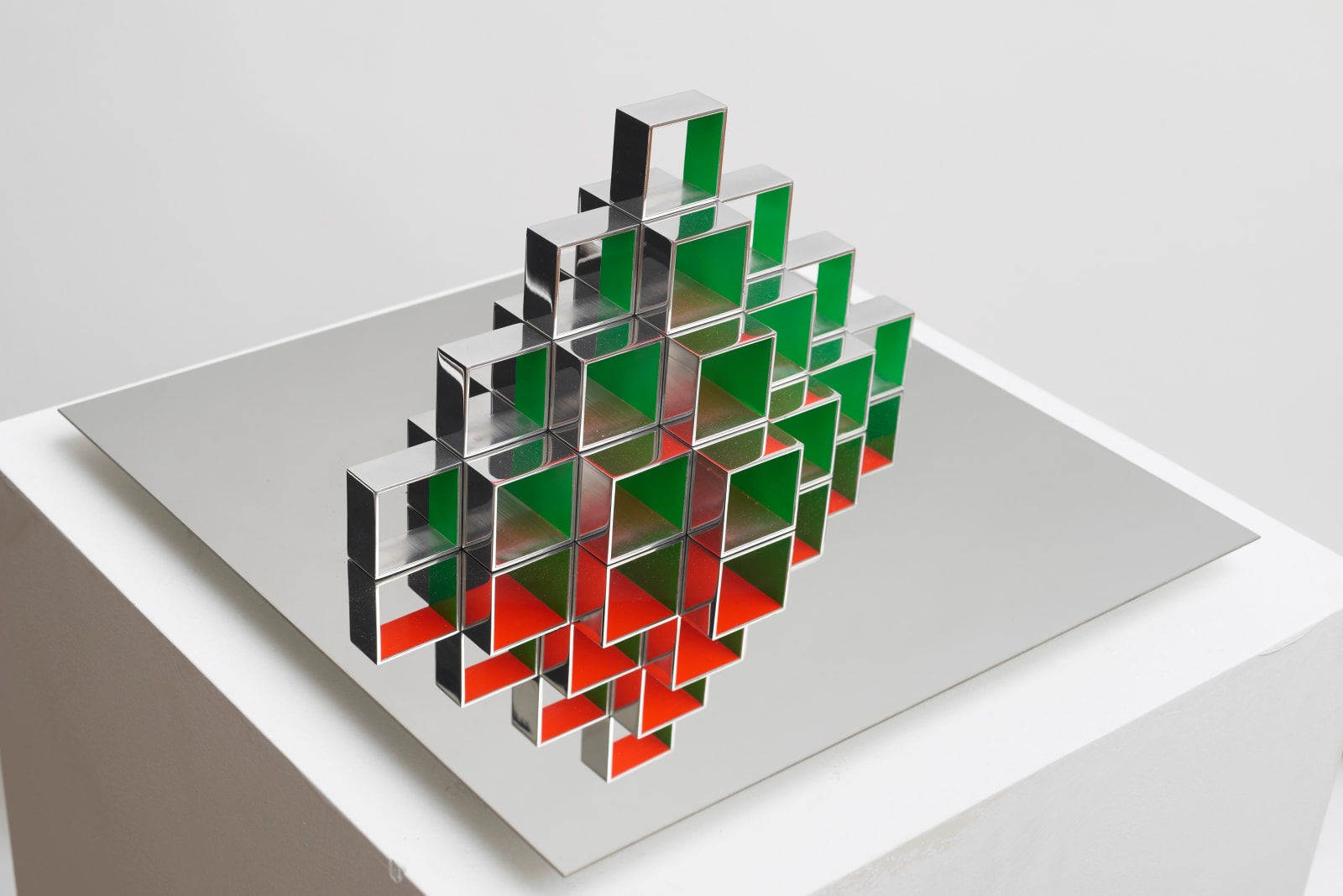 Getulio Alviani, struttura speculare in alluminio+colori verde e rosso, 1964