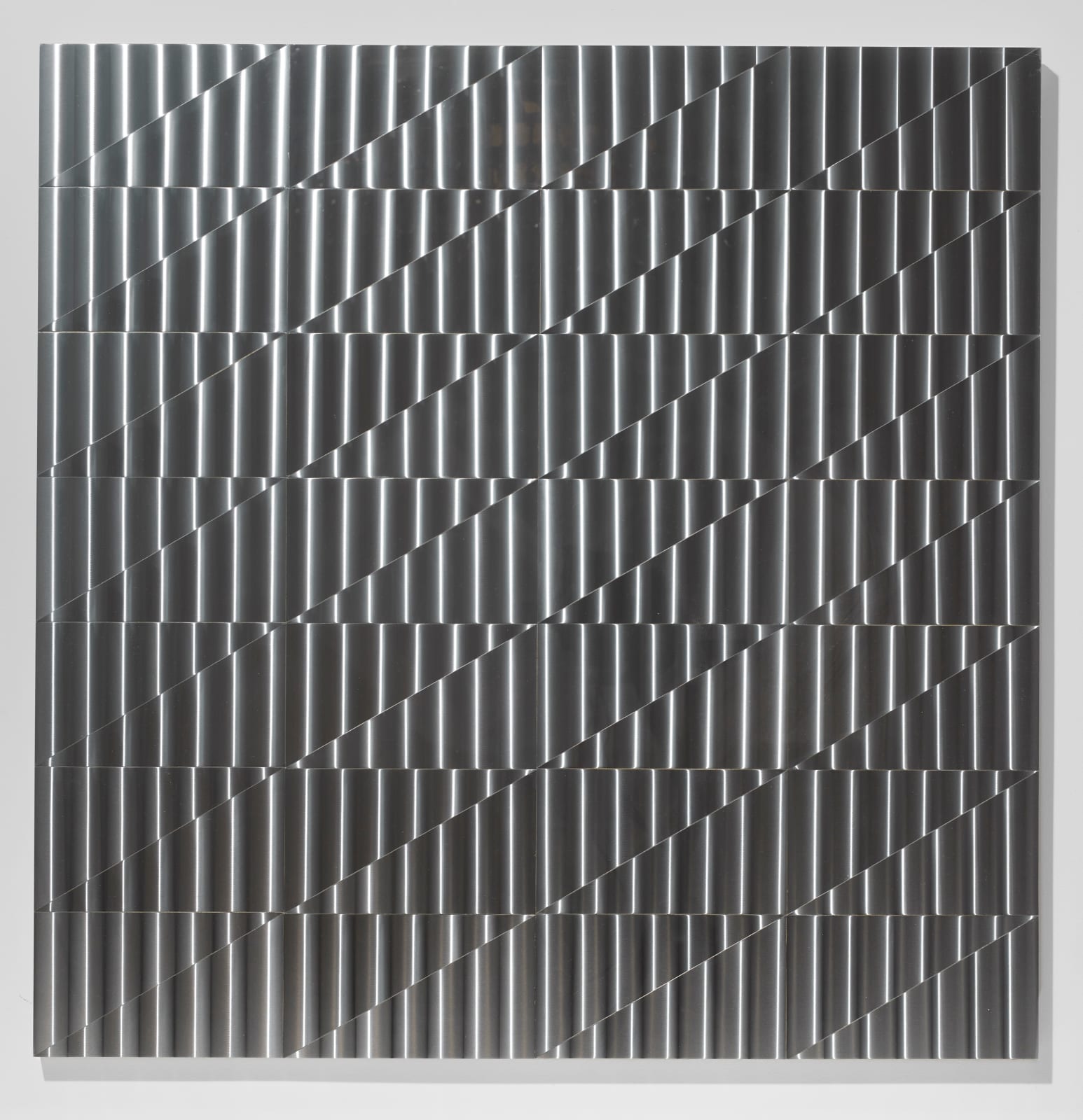 Getulio Alviani, superficie a testura vibratile triangoli opera n.7, 1970-74