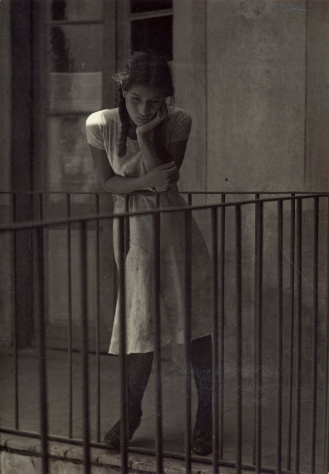 Manuel Alvarez Bravo El Ensueño The Daydream photograph of girl leaning on railing with chin on hand daydreaming 