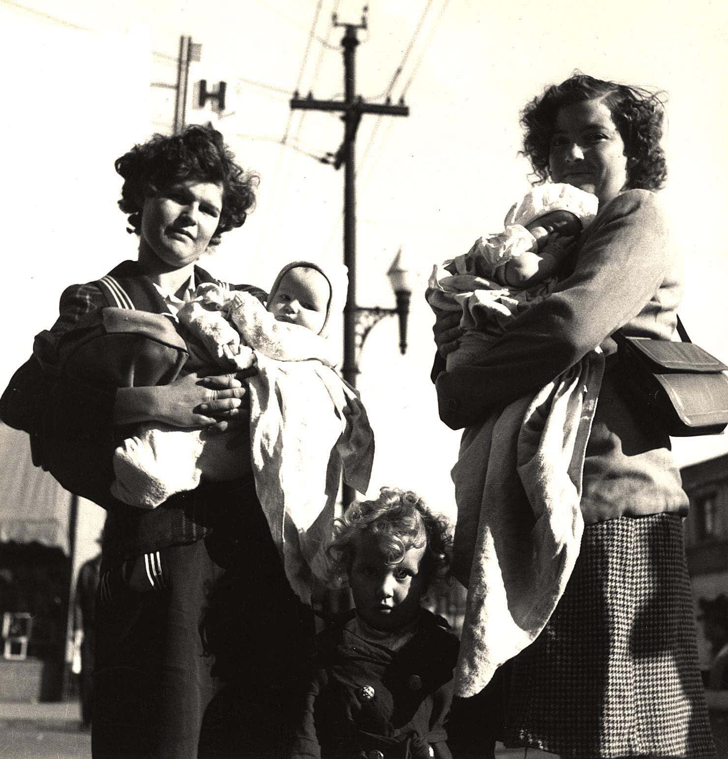 Dorothea Lange, War Babies, Richmond, CA, 1944