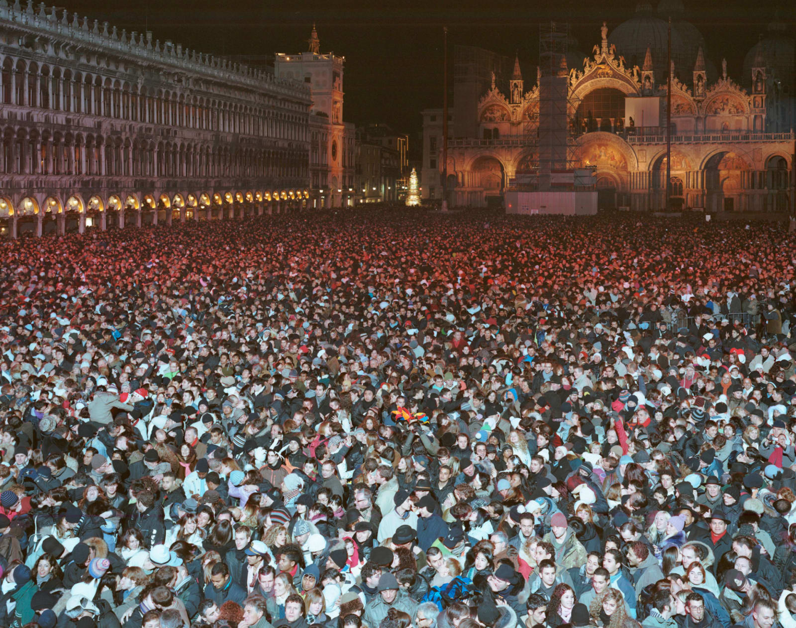Crowd of couples kissing on New Year's Eve midnight in Venice, by Massimo Vitali