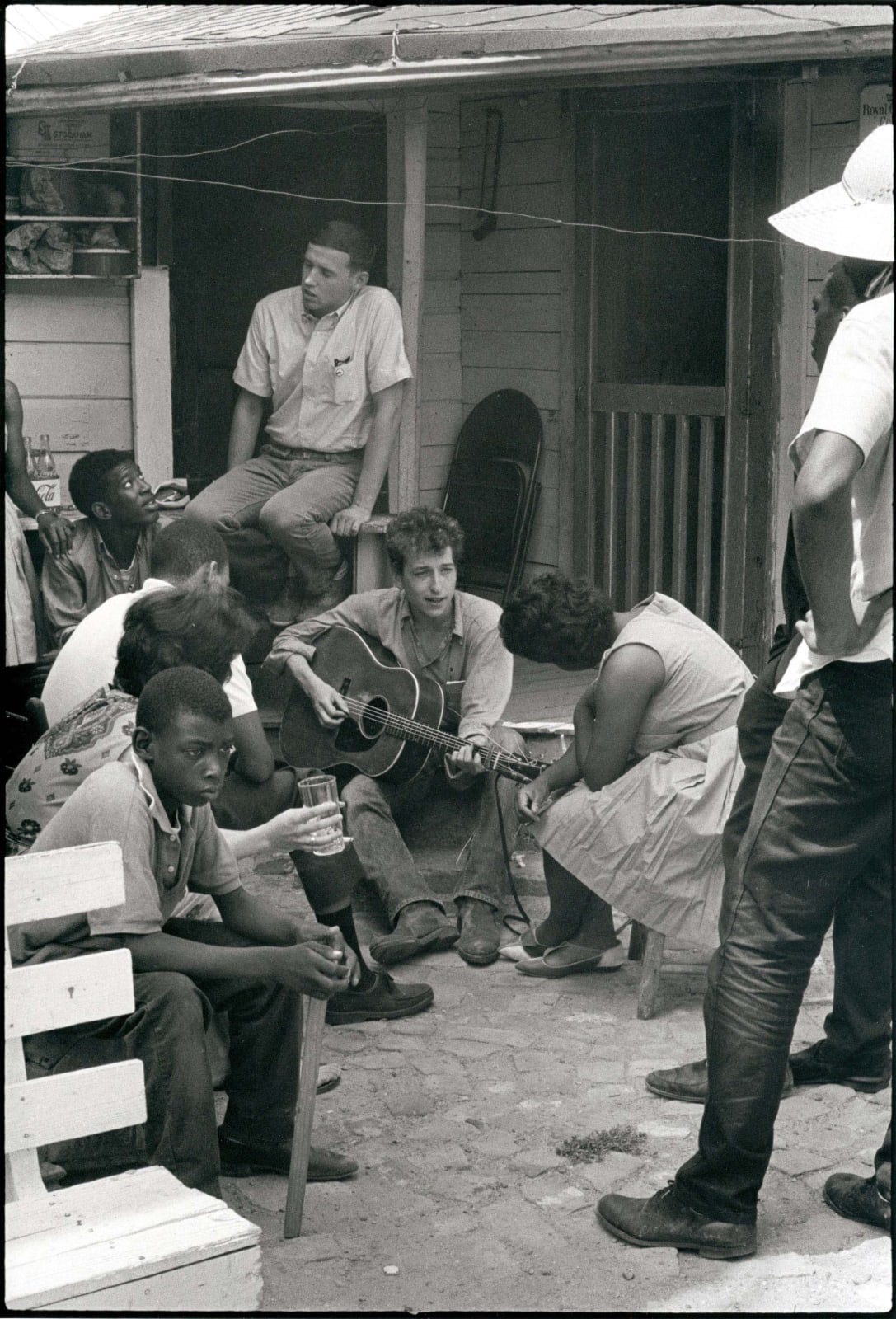 Danny Lyon, Bob Dylan behind the SNCC office, Greenwood, Mississippi