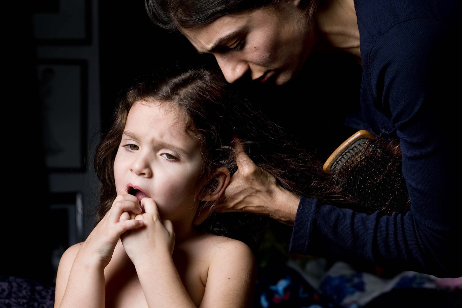 Elinor Carucci photograph of the artist brushing her daughter's hair