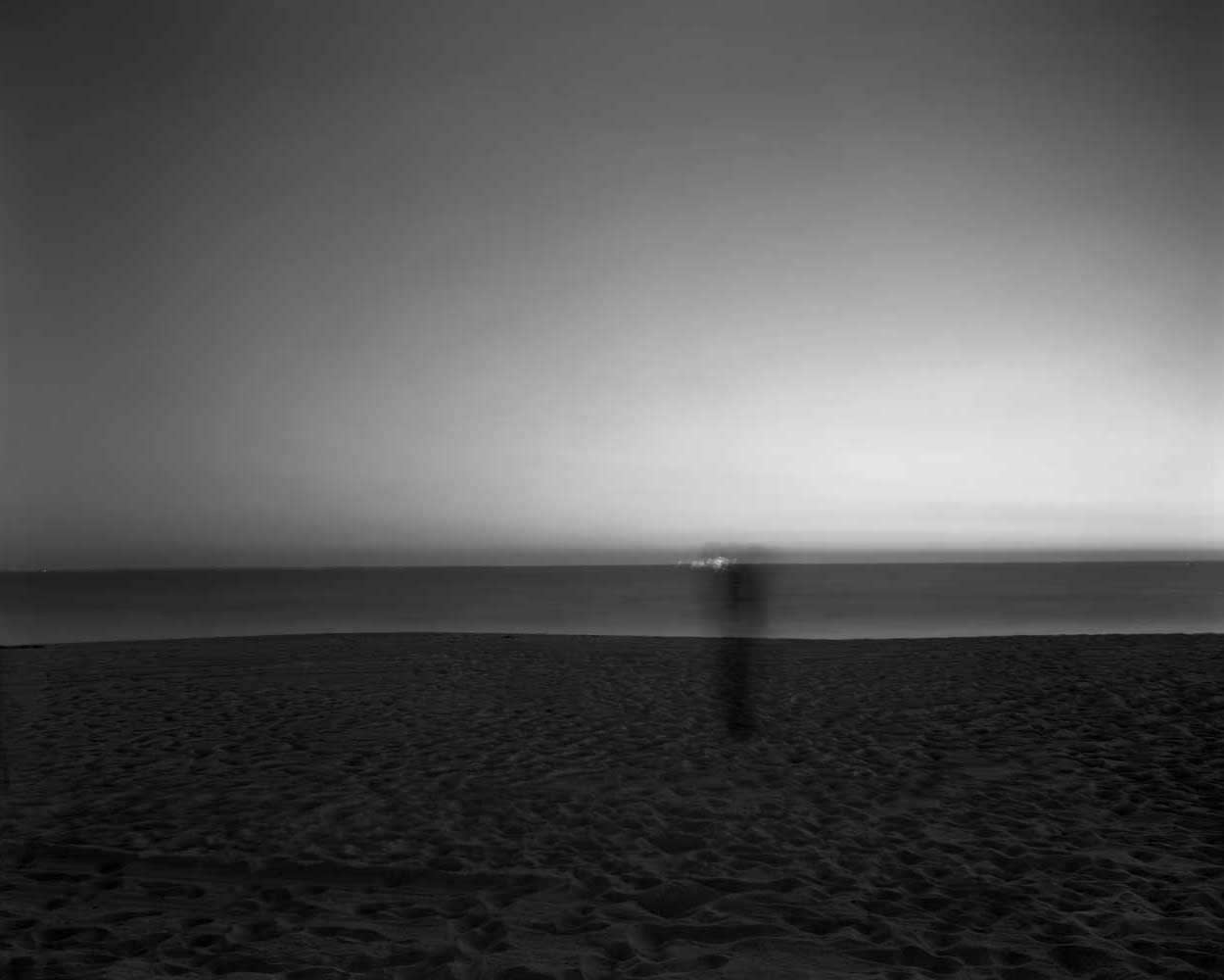 Cell phone on Venice Beach, from the Screen Lives series by Matthew Pillsbury