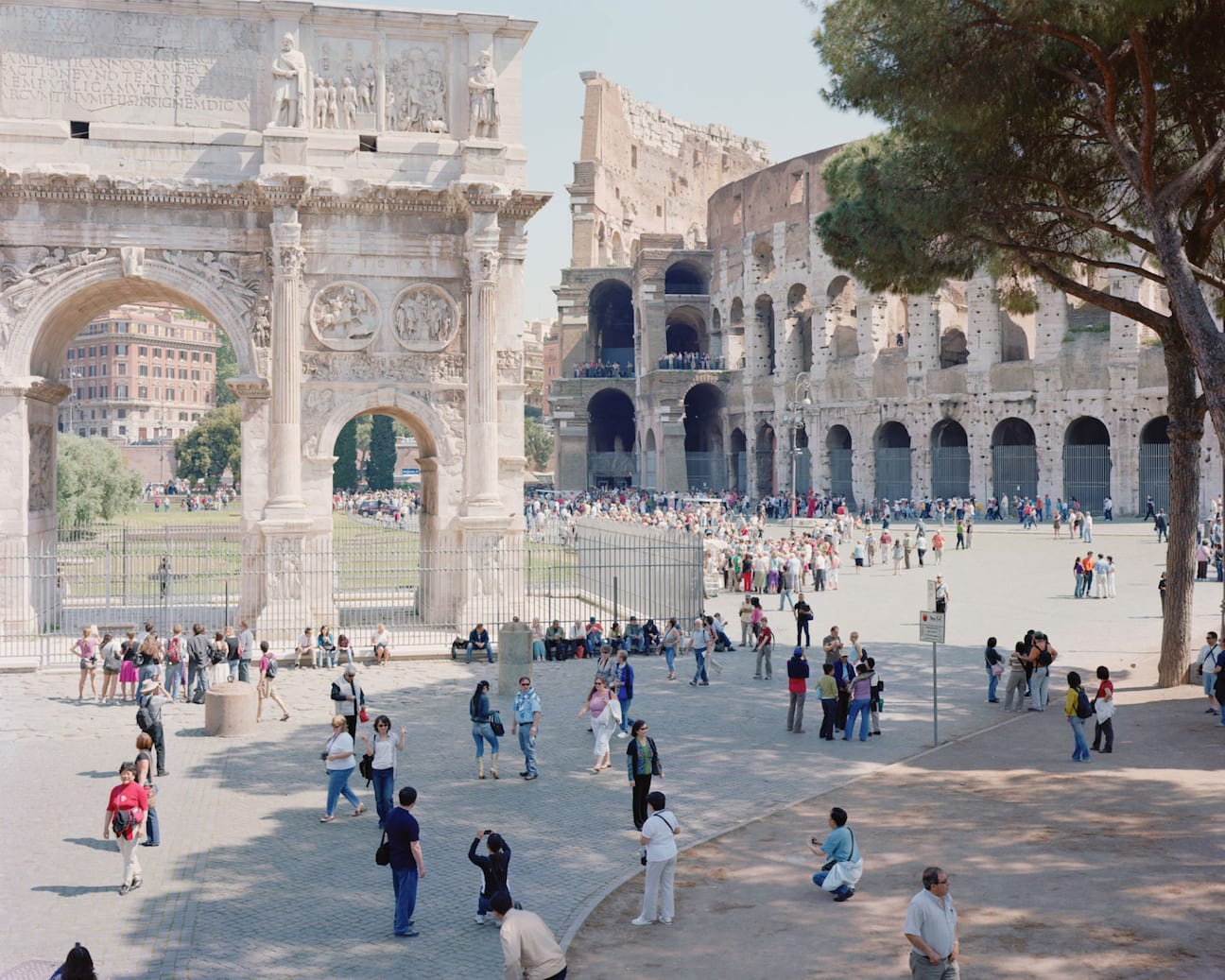 Visitors in front of the Arch of Titus and Colosseum in Rome, by Massimo Vitali