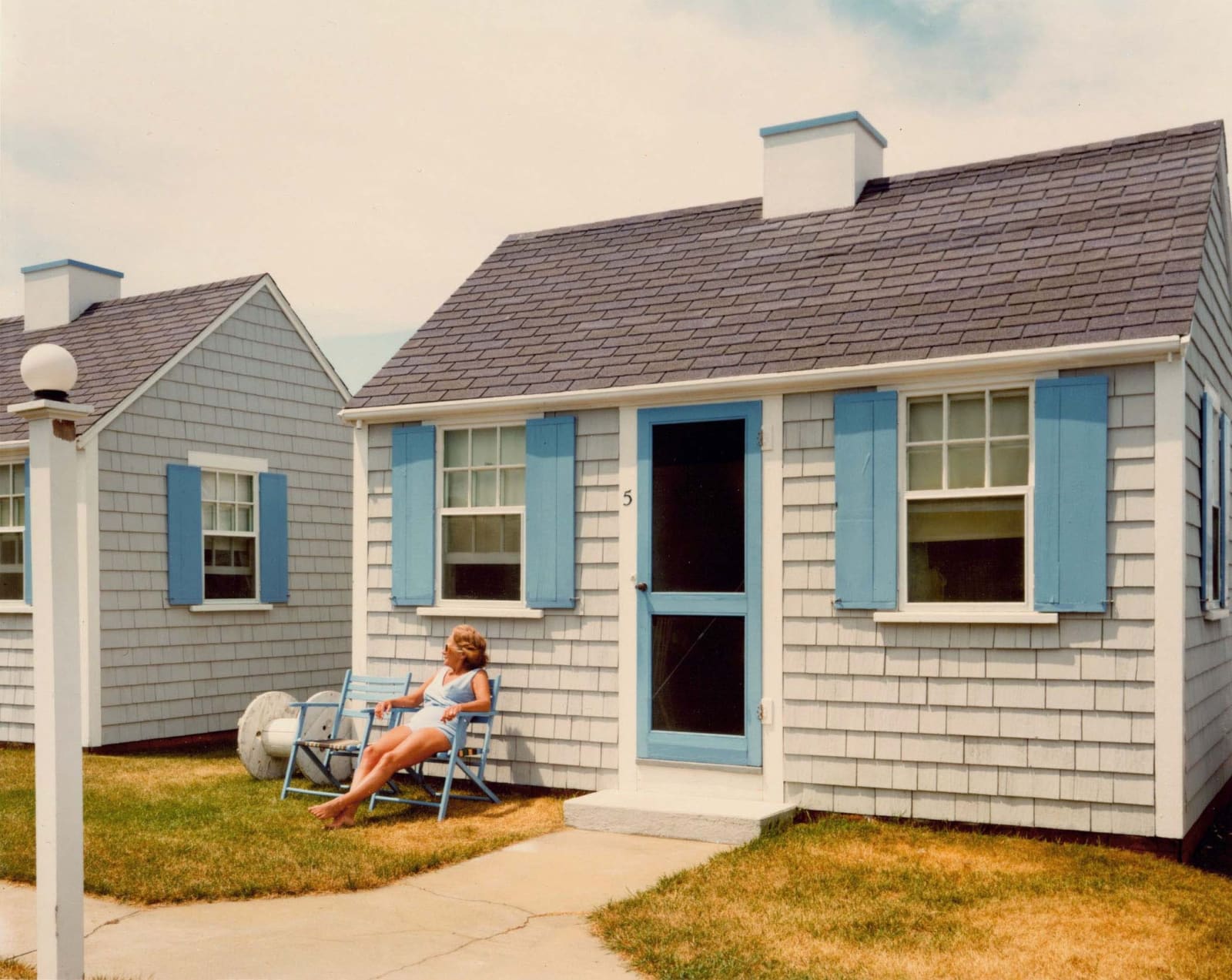Joel Meyerowitz, Woman in blue and sunlight, Provincetown, 1977