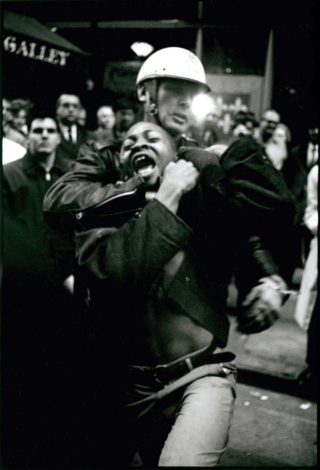 Danny Lyon, The arrest of Taylor Washington, Lebs Restaurant, Atlanta, 1963