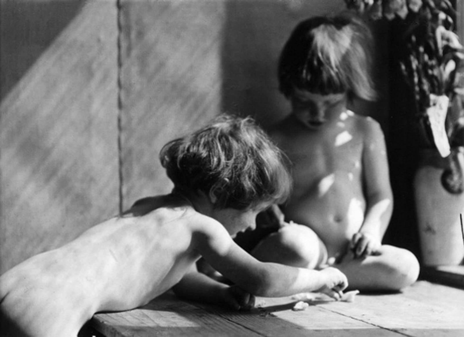 Imogen Cunningham, Twins by the Window, 1919