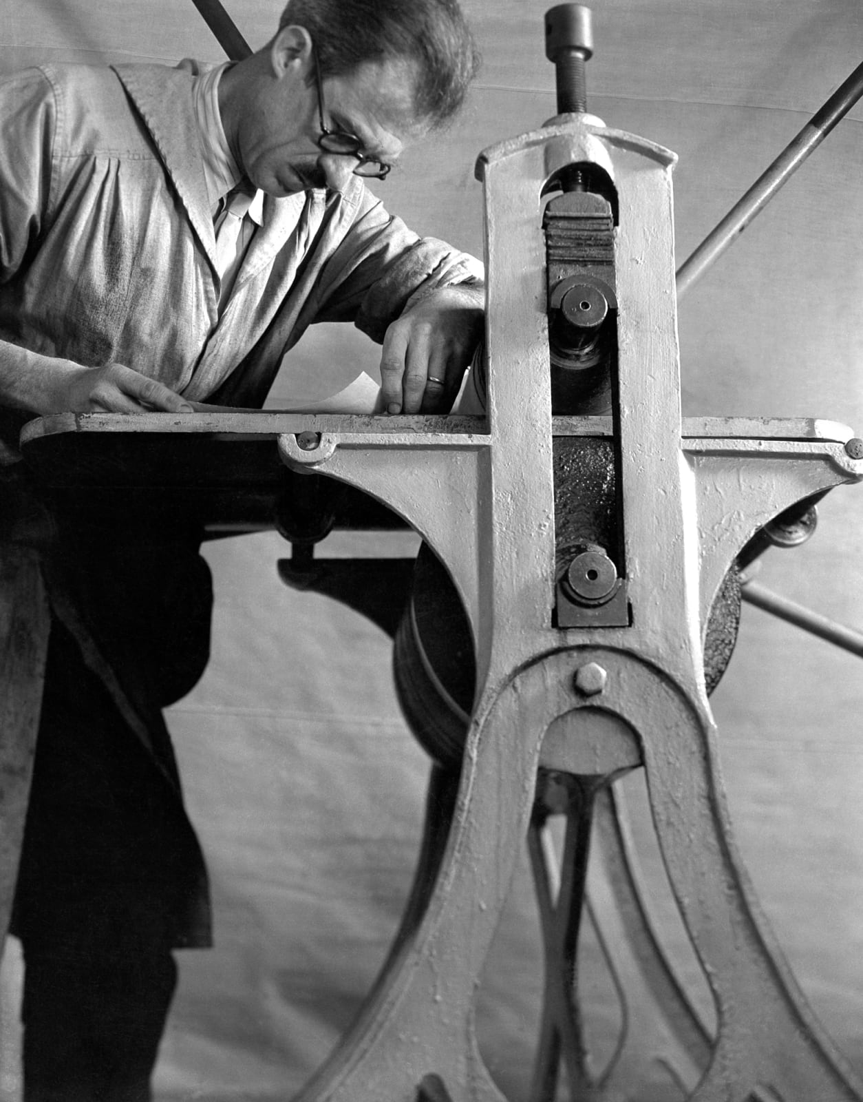 Imogen Cunningham, Roi Partridge Working at His Press, 1930