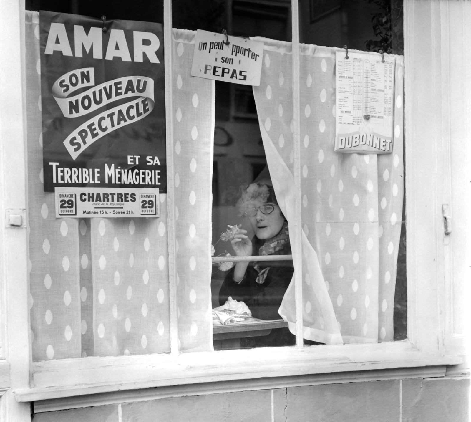 Imogen Cunningham, Restaurant in Chartres, 1961