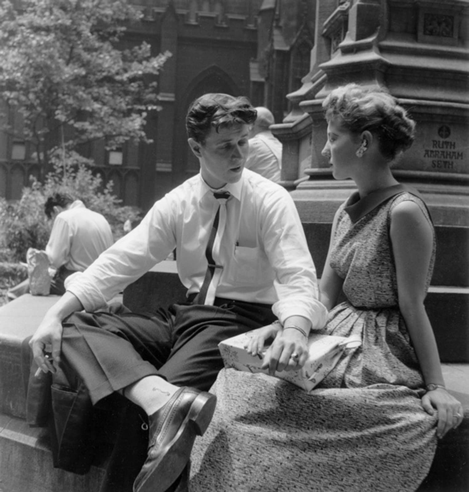 Imogen Cunningham, Lovers, Trinity Churchyard, New York City, about 1