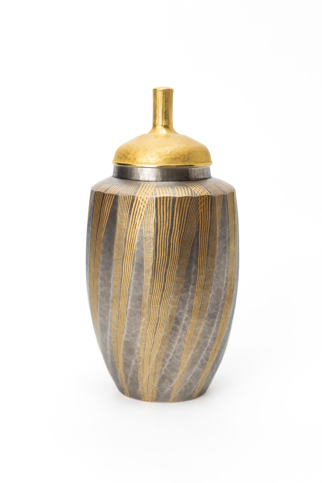 Hirotomi Maeda, Lidded Gold and Silver Vessel 金と銀の器, 2022