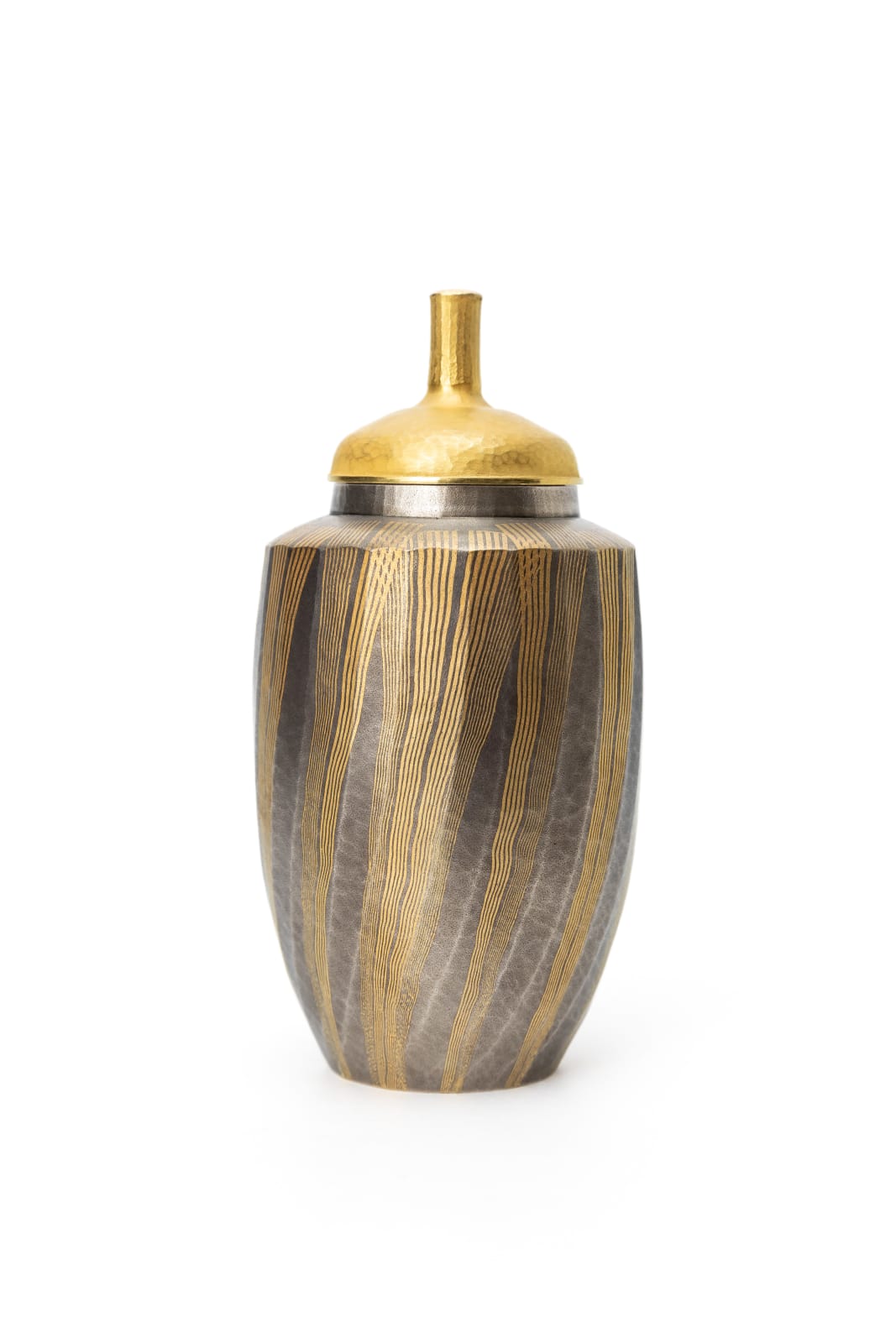 Hirotomi Maeda, Lidded Gold and Silver Vessel 金と銀の器, 2022