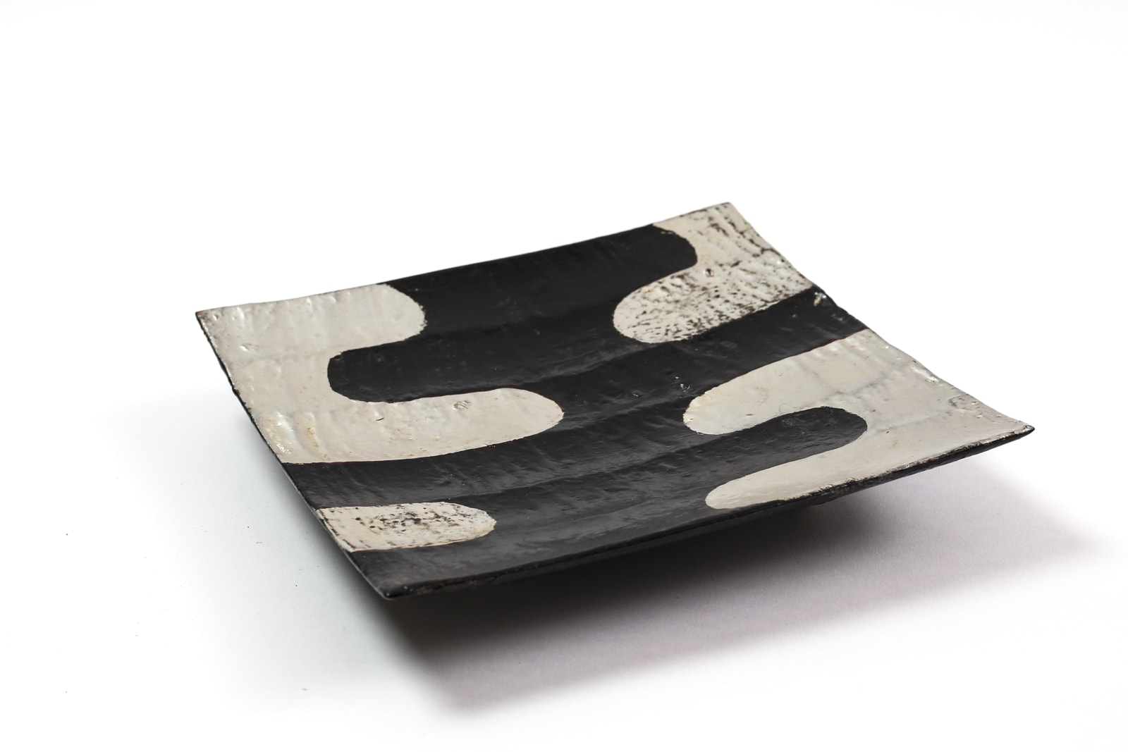 Tohru Matsuzaki, 黒漆銀鎬足付皿 - Ridged Tray with Legs, 2017