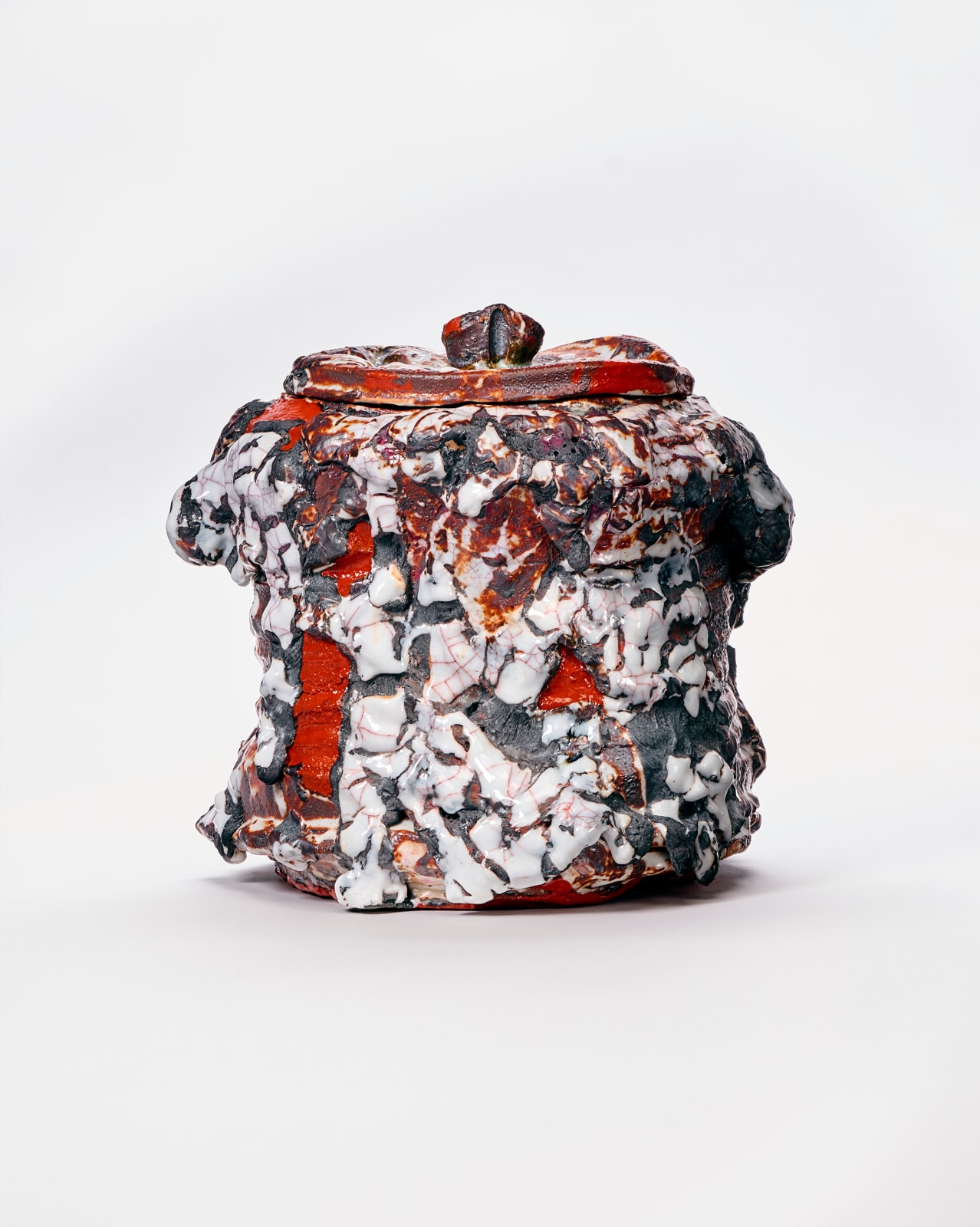 Kodai Ujiie, Nezumi Shino Lacquer Water Jar - 漆貫入彩鼠志野水指, 2023