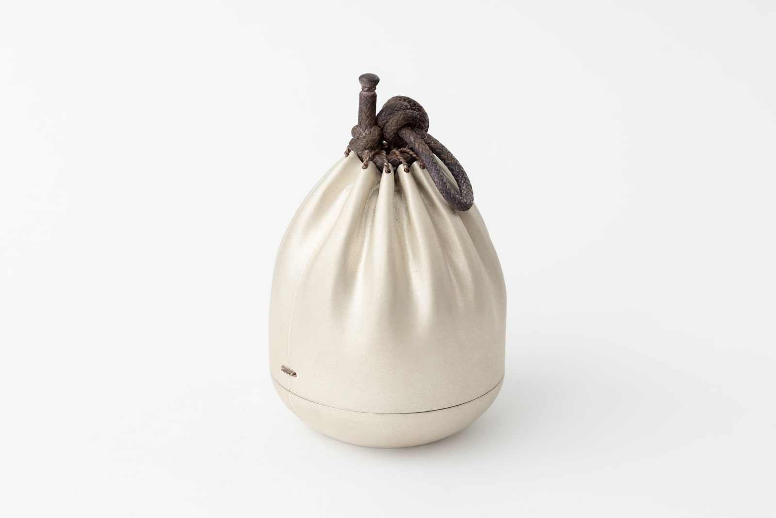 Hiraku Sudo, Silk Pouch-Shaped Incense Container 'White Sand Droplet' 仕覆形香合　白沙(雫), 2023